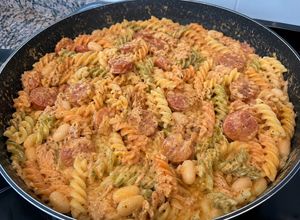 Foto de Massa Cremosa de Atum e Salsichas com Manjericão