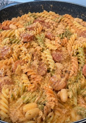 Foto de Massa Cremosa de Atum e Salsichas com Manjericão