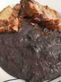 Frejoles negros batidos con asado de cerdo al horno