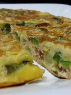 Una foto de Tortilla de calabacín, espárragos y jamón