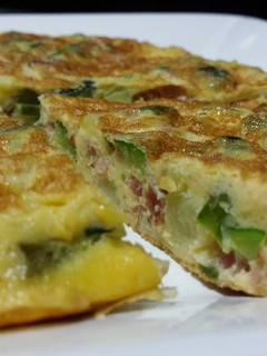 Una foto de Tortilla de calabacín, espárragos y jamón