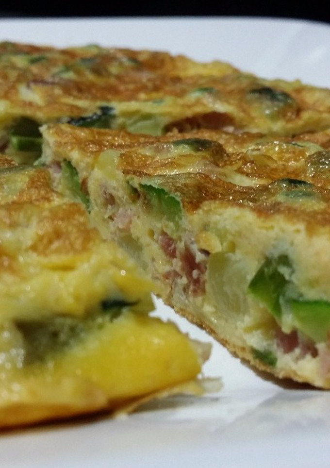 Una foto de Tortilla de calabacín, espárragos y jamón