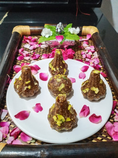 અંજીર ના મોદક (Fig Modak Recipe In Gujarati) રેસીપી મુખ્ય ફોટો