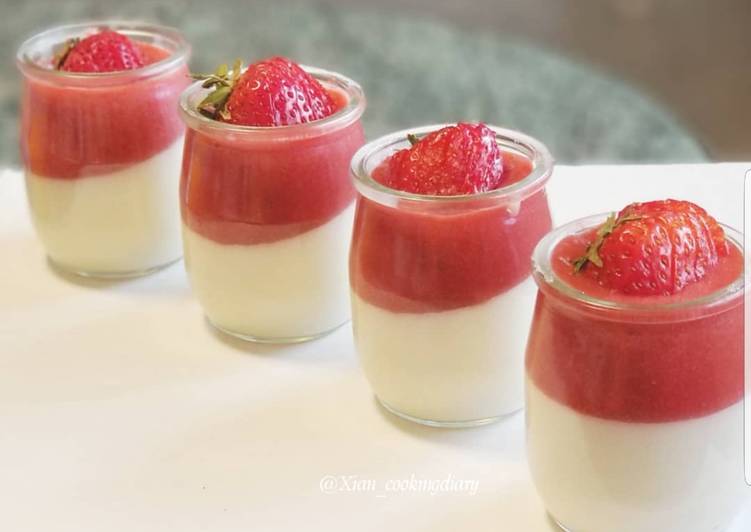 Step-by-Step Guide to Prepare Speedy Vanilla Panna Cotta with Strawberry Sauce