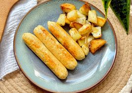 Salchichas de pollo caseras con queso cottage