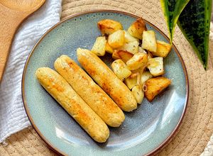 Una foto de Salchichas de pollo caseras con queso cottage