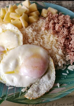 Foto principal de Arroz con manzana, atún y huevo