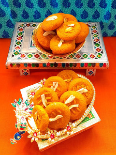 માવા ના પેંડા (Mava Peda Recipe In Gujarati) રેસીપી મુખ્ય ફોટો