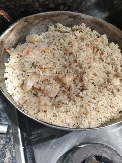 Una foto de Arroz con coco y camarones