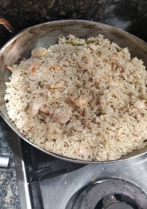 Una foto de Arroz con coco y camarones