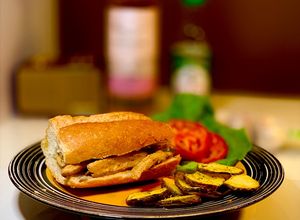 Una foto de Sándwich de pollo con queso cheddar