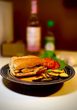 Una foto de Sándwich de pollo con queso cheddar