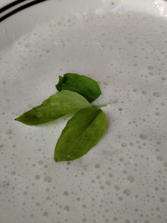 Una foto de Salsa de yogurt🥛, pepino y albahaca🌿🧄🥒
