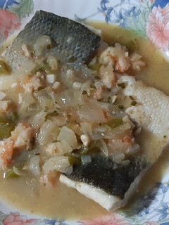 Una foto de Lubina en salsa con langostinos
