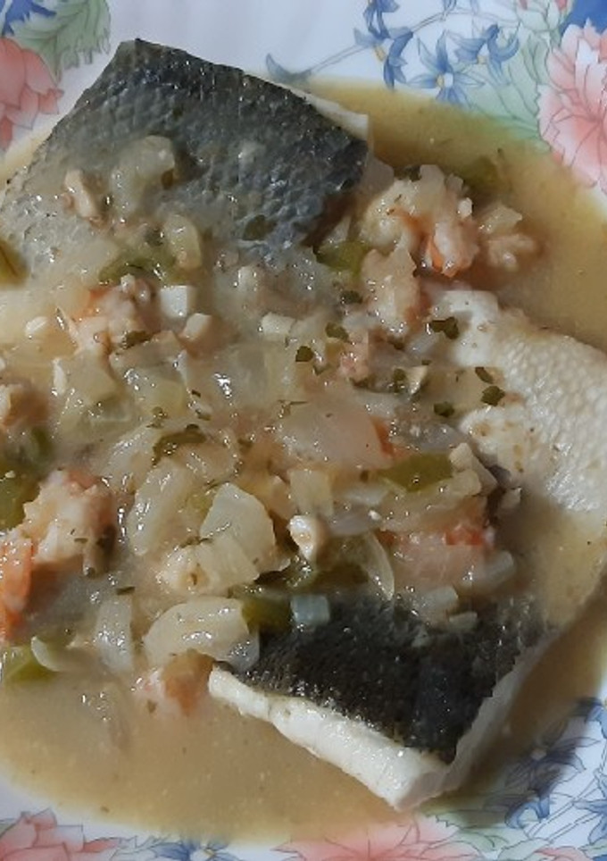 Una foto de Lubina en salsa con langostinos