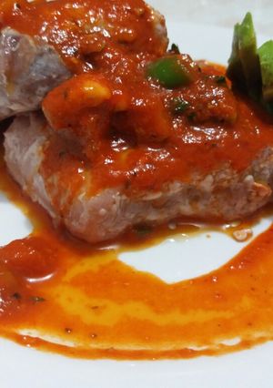 Una foto de Atún sellado con salsa fresca