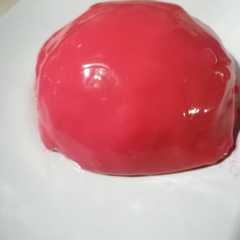 Una foto de Mousse de piloncillo con jelly de tejocote con guayaba