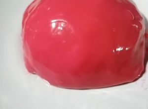 Una foto de Mousse de piloncillo con jelly de tejocote con guayaba