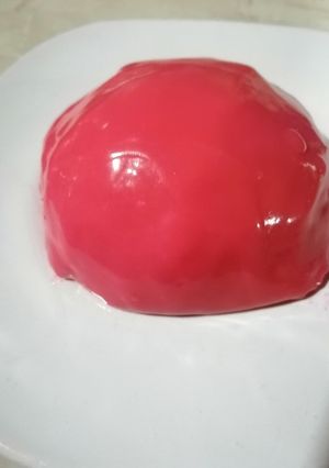 Una foto de Mousse de piloncillo con jelly de tejocote con guayaba