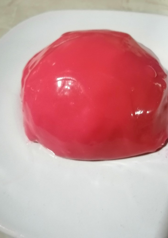 Una foto de Mousse de piloncillo con jelly de tejocote con guayaba