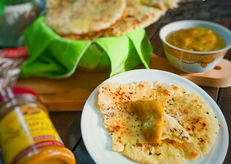 Cara Gampang Menyiapkan Garlic Basil Naan with Curry Chicken Mushroom, Sempurna
