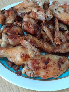 Una foto de Alitas de pollo al ajillo