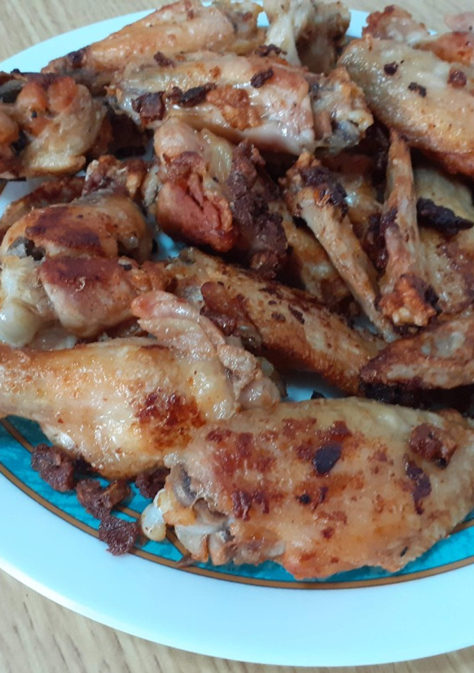 Una foto de Alitas de pollo al ajillo