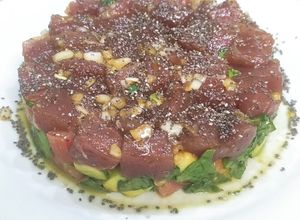 Foto principal de Tartar de atún con aguacate, tomate, cebolla y espinacas