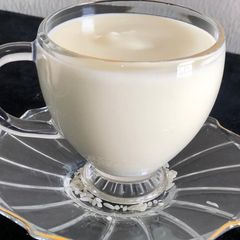 A picture of Rice and coconut pudding with milk.