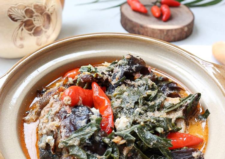 Recipe: Tasty Mangut Ikan Asap Daun Singkong