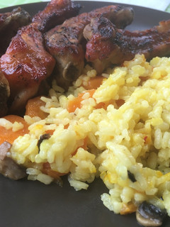 Una foto de Varillas de cerdo al horno y arroz con verduras