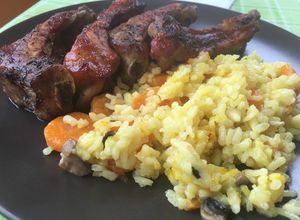 Una foto de Varillas de cerdo al horno y arroz con verduras