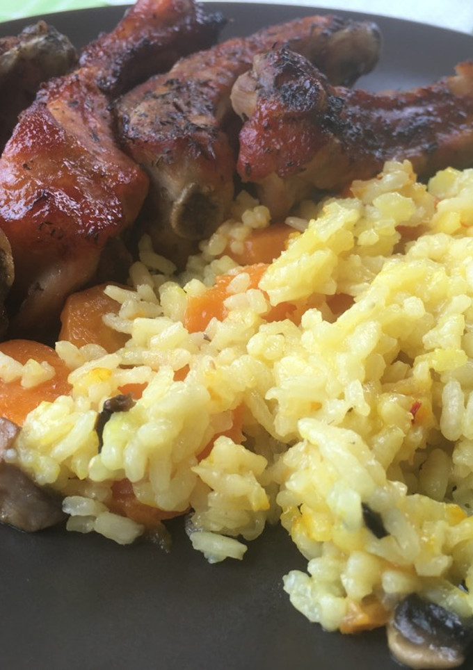 Una foto de Varillas de cerdo al horno y arroz con verduras