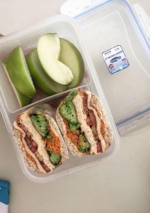 รูปของ "smoked salmon cream cheese and egg sandwich" 🐟🥪