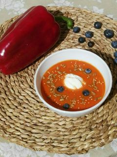 Una foto de Crema de pimientos con queso y arándanos