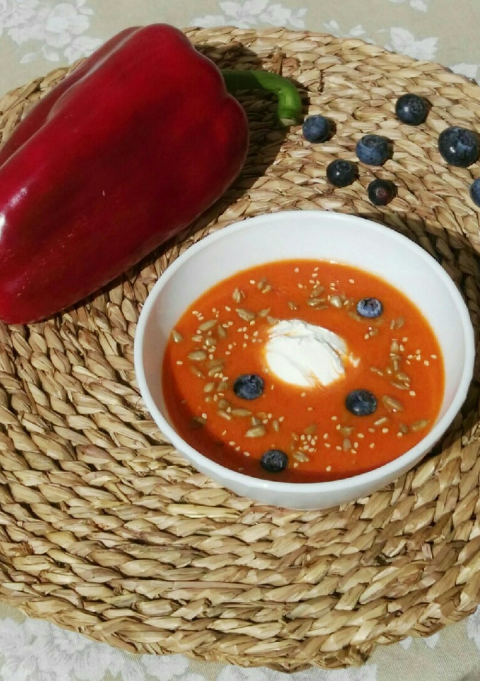 Una foto de Crema de pimientos con queso y arándanos