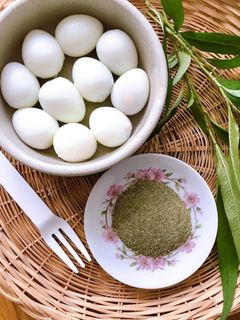 Hình của món Trứng Cút Luộc Chấm Muối Rau Răm.