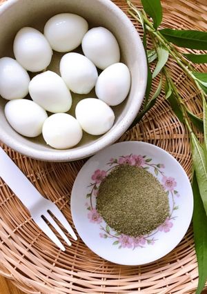 Hình của món Trứng Cút Luộc Chấm Muối Rau Răm.