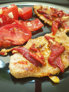 Una foto de Lomo con pimientos del piquillo y ajo