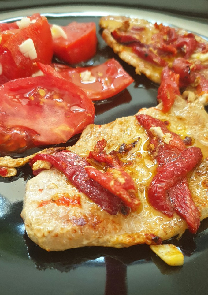 Una foto de Lomo con pimientos del piquillo y ajo