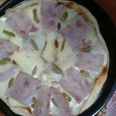 A picture of Pizzas caseras deliciosas tipo a la piedra.
