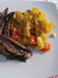 Una foto de Boquerones fritos con patatas al curry