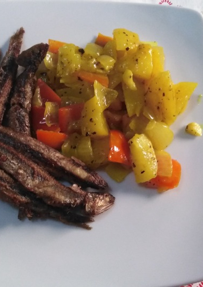 Una foto de Boquerones fritos  con patatas al curry