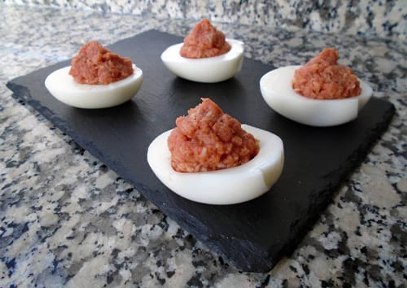 Huevos rellenos de tomate y atún