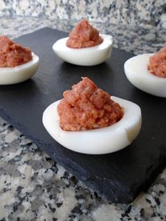 Una foto de Huevos rellenos de tomate y atún