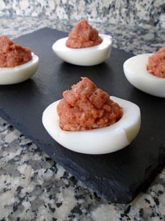 Una foto de Huevos rellenos de tomate y atún