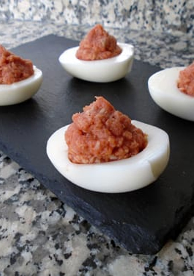 Una foto de Huevos rellenos de tomate y atún