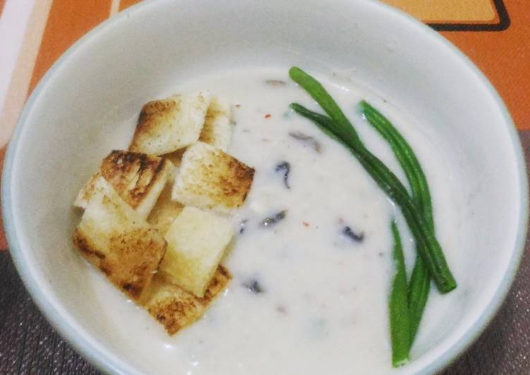 Mushroom Soup with Toasted Bread