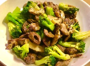 Hình của món Súp lơ xào tim gà.