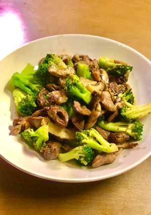 Hình của món Súp lơ xào tim gà.
